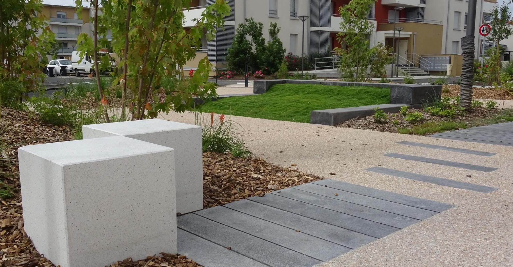 trottoirs en béton lavé et pas japonnais réalisation TP D'OC